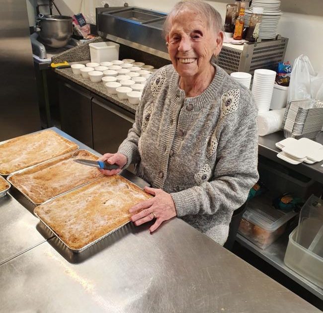 seuamigoguru.com - Tataravó de 89 anos faz centenas de tortas para alimentar crianças famintas