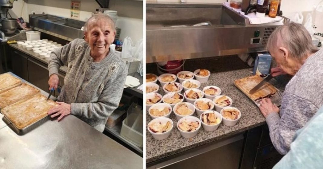 Tataravó de 89 anos faz centenas de tortas para alimentar crianças famintas