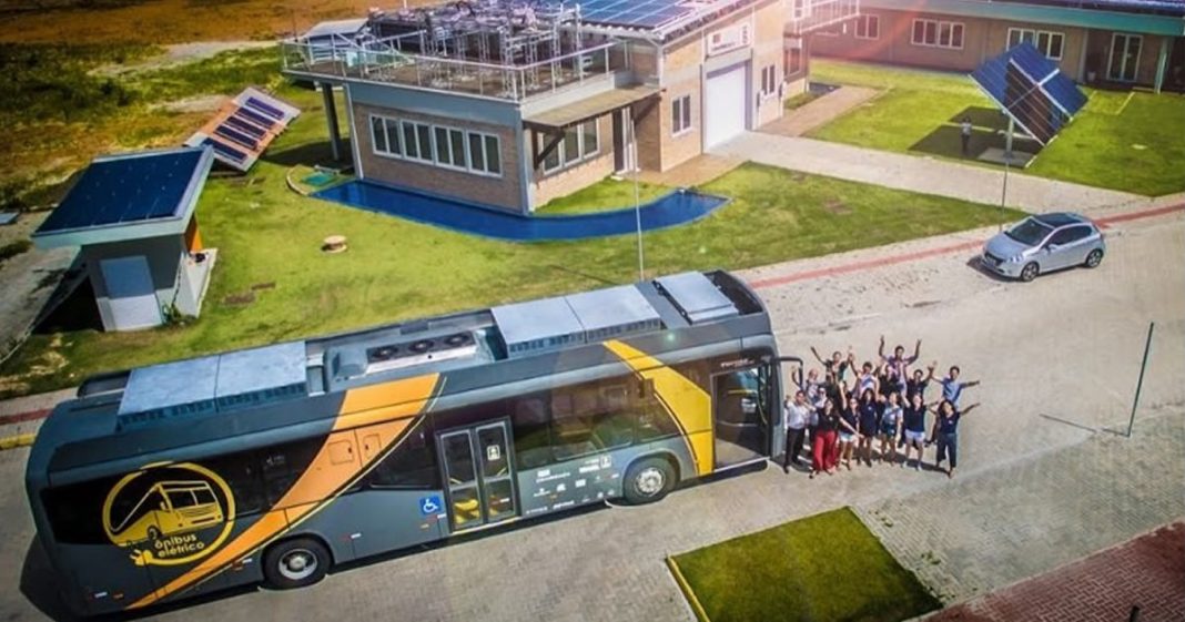 Brasileiros criam ônibus solar que já rodou mais de 100 mil km sem uma gota de combustível