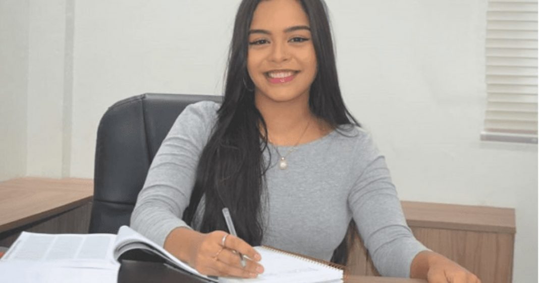 Ela estudou em escola pública e passou em 1ª em concurso da PM com 30 mil inscritos
