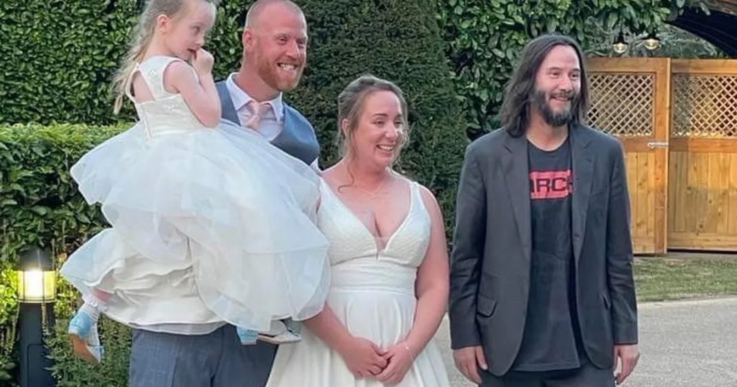 Keanu Reeves surge de surpresa em casamento após ser convidado pelo noivo em bar de hotel