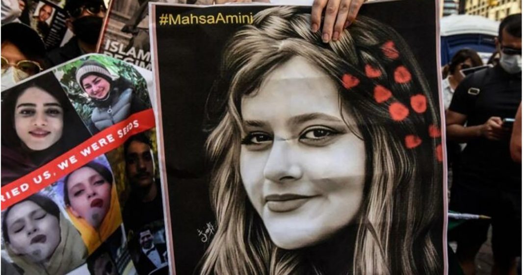 Mahsa Amini: a jovem que foi espancada até a morte por não usar o véu corretamente