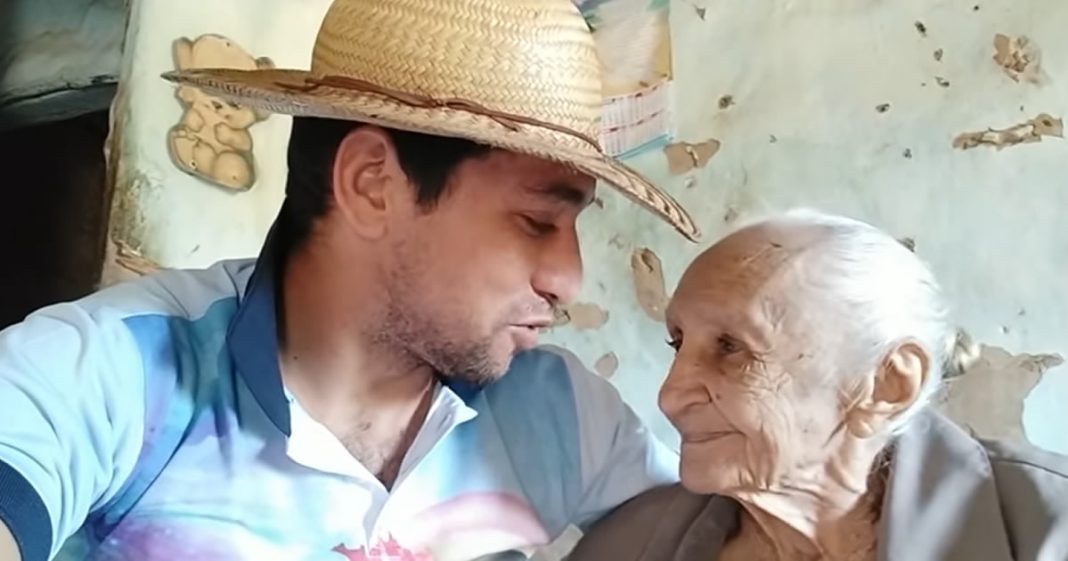Neto larga o emprego para cuidar da avó de 105 anos com Alzheimer e abandonada pelos filhos