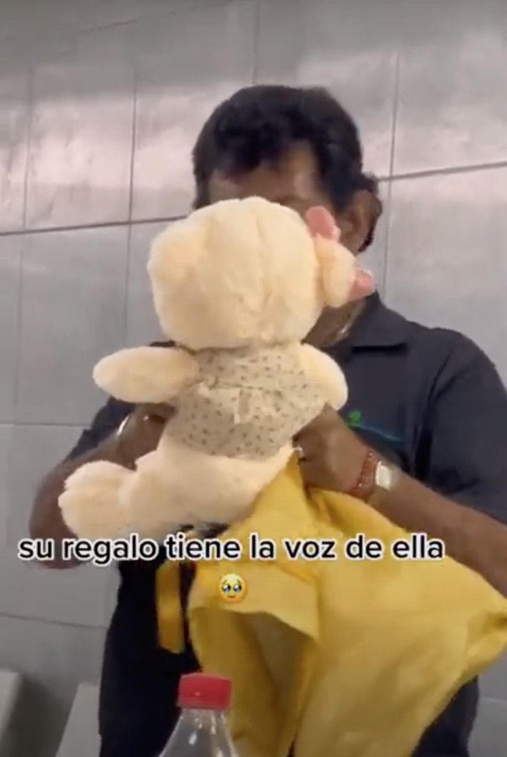 viuvo-ganha-pelucia-de-presente-com-a-voz-de-sua-falecida-esposa-agora-ela-sempre-estara-com-ele1