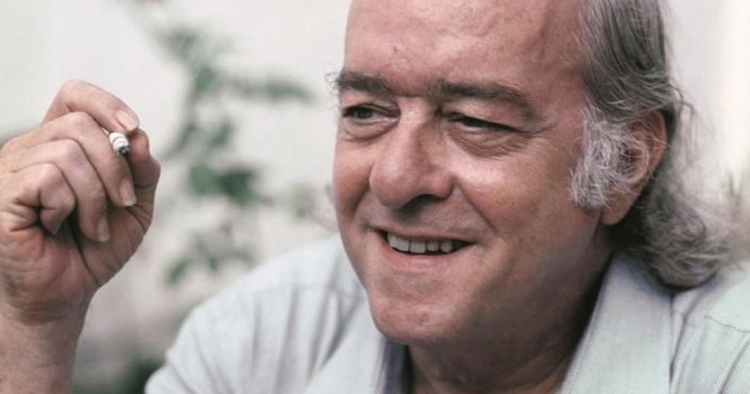 “Que a tristeza te convença, que a saudade não compensa e que a ausência não dá paz”. Vinícius de Moraes