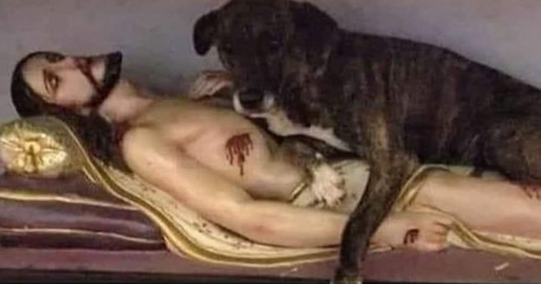 Cachorro é encontrado deitado sobre estátua de Jesus em igreja