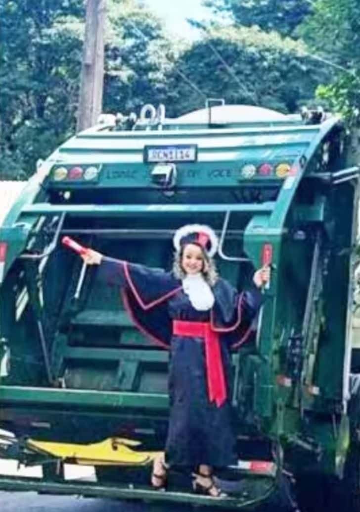 seuamigoguru.com - Ex-gari posa ao lado do caminhão de lixo para comemorar a sua formatura: "Eu venci!".
