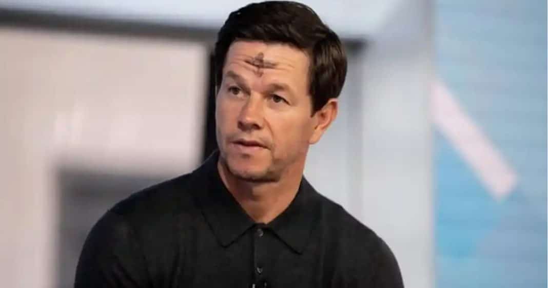 Mark Wahlberg chega a entrevista com cruz de cinzas e pede respeito às religiões: “Não posso negar minha fé”