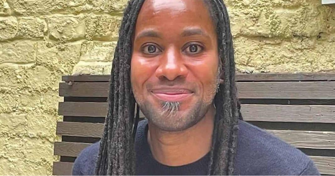 Homem que aprendeu a ler e escrever na adolescência se torna o professor negro mais jovem de Cambridge