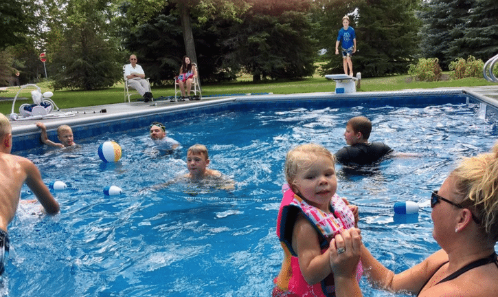 seuamigoguru.com - Idoso superou a solidão abrindo sua piscina para as crianças do bairro