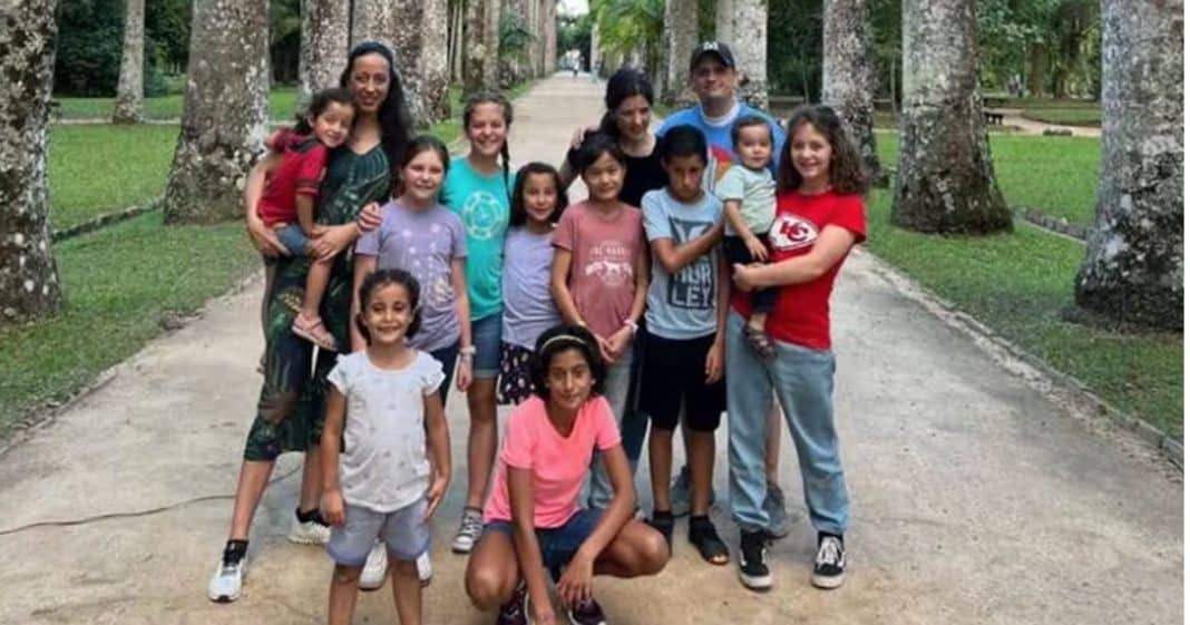 Casal adota 6 irmãos órfãos para não se separarem: “Mudaram o destino”