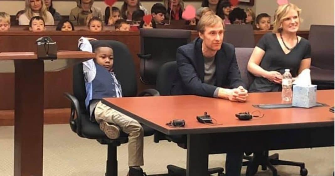 Menino de 5 anos convida toda a classe para assistir a sua adoção legal