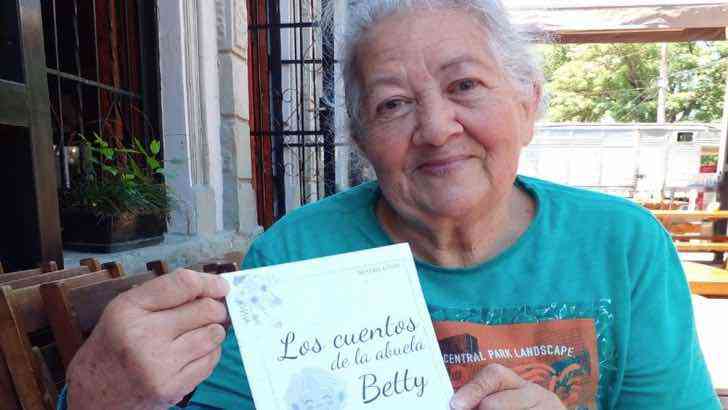 seuamigoguru.com - Avó lança livro aos 76 anos e vende seus escritos na rua. "Sempre gostei de escrever".