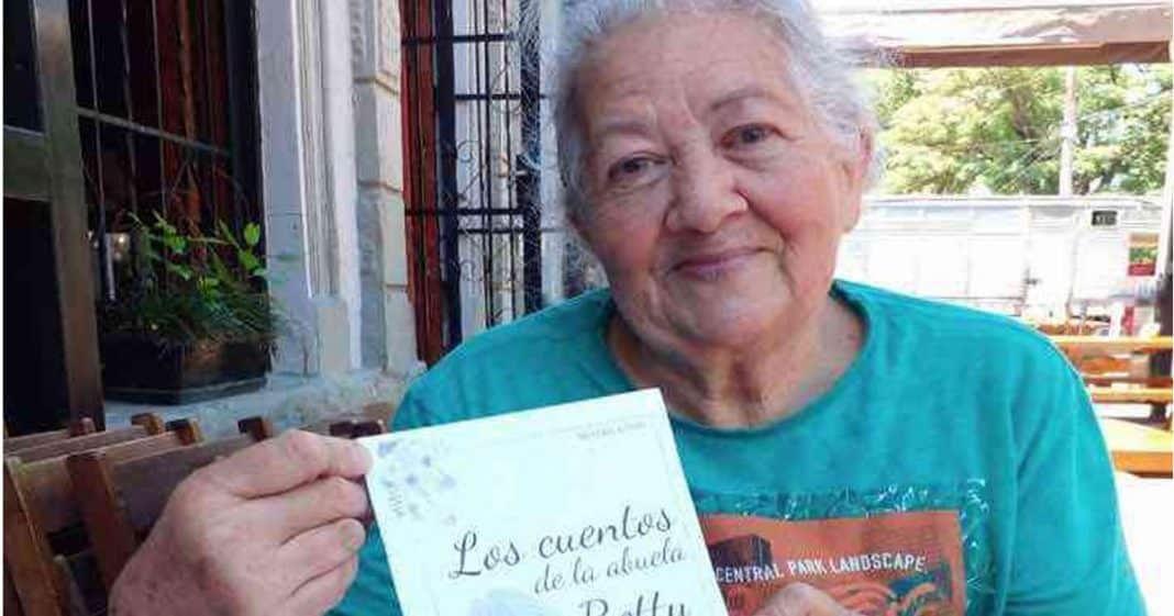 Avó lança livro aos 76 anos e vende seus escritos na rua. “Sempre gostei de escrever”.