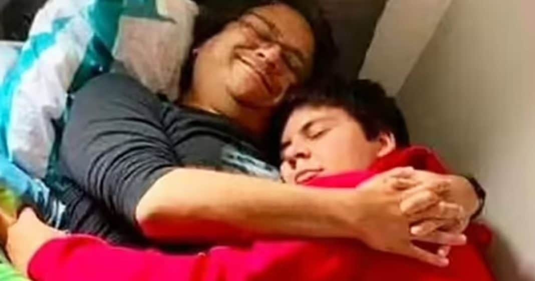 Foto de pai e filho se abraçando momentos antes de embarcarem para a morte, prova como a vida é frágil.