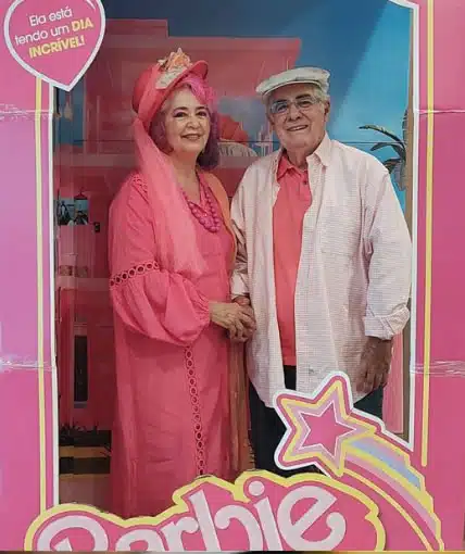 seuamigoguru.com - Idosas assistem Barbie vestidas de rosa e viram atração em shopping