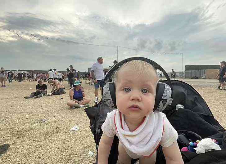 seuamigoguru.com - Mãe roqueira leva filho de 10 meses a um festival de metal e é criticada: "Levaria de novo!".