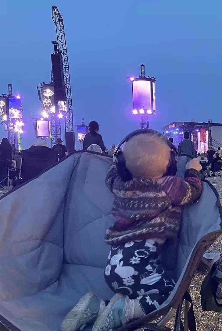 seuamigoguru.com - Mãe roqueira leva filho de 10 meses a um festival de metal e é criticada: "Levaria de novo!".